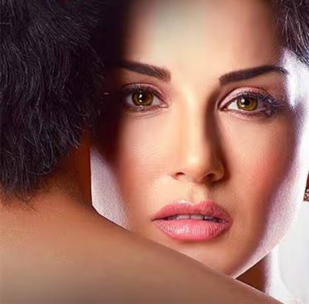 অভিনেতা, যিনি ২০১৬ সালে 'ওয়ান নাইট স্ট্যান্ড' ছবিতে সানি লিওনের সঙ্গে রোমান্স করেছিলেন, তিনি প্রথমে 'স্প্লিটসভিলা ১৫' হোস্ট করার অভিজ্ঞতা শেয়ার করেছিলেন। অভিনেতা রণবিজয়ের জায়গায় কাজের প্রশ্নের উত্তরও দিয়েছিলেন। তিনি বলেছিলেন যে আমি যদি রণবিজয়কে হোস্ট হিসাবে প্রতিস্থাপন করতাম তবে আমি অর্জুন বিজলানিকেও প্রতিস্থাপন করতাম, তবে তা হয় না। যখন অনুষ্ঠানের নির্মাতারা আমার কাছে প্রস্তাব নিয়ে আসেন, প্রথমে আমি নিজে কাজটি করার বিষয়ে নিশ্চিত ছিলাম না কারণ আমি কখনই কোনও রিয়েলিটি শো হোস্ট করিনি, কিন্তু যখন তারা আমাকে বলেন কেন তারা আমাকে উপস্থাপক হিসাবে চান, তখনই আমি রাজি হই৷