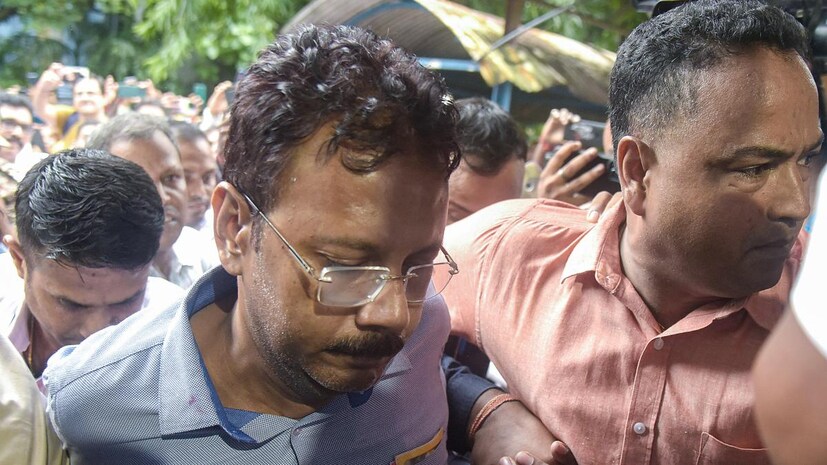 সূত্রের খবর, শেষদিকে প্রশ্নোত্তর চলাকালীনই কার্যত ভেঙে পড়েন সন্দীপ। আর বাঁচার পথ নেই বুঝতে পেরেই সন্দীপ ক্রমশ ভেঙে পড়তে দেখা যায়। যেহেতু নিজাম প্যালেসে সিবিআই-এর অ্যান্টি করাপশন ব্রাঞ্চ তাই অফিসিয়াল গ্রেফতারির জন্য সন্দীপকে সিজিও থেকে স্পেশাল ক্রাইম ব্রাঞ্চ নিয়ে বেরোয় নিজামের উদ্দেশ্যে।