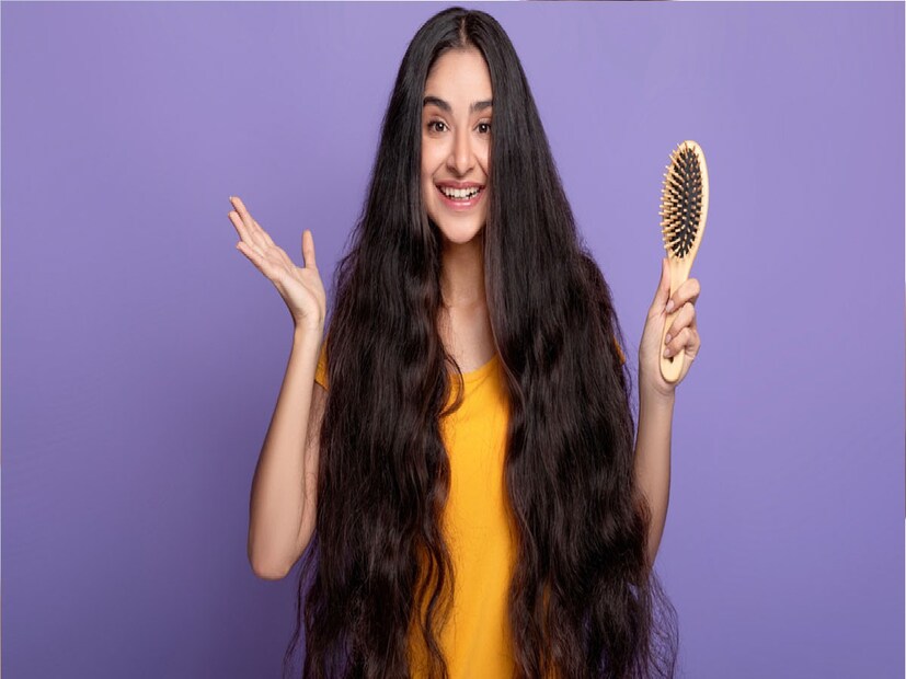 এছাড়াও জবা ফুলগুলি খুব ভাল করে ধুয়ে পরিষ্কার করে নিন। এবার মিক্সিতে পেস্ট বানিয়ে নিন। তারপর অ্যালোভেরার পাতা থেকে ভিতরের জেলটা চামচ দিয়ে বার করে নিন। একটা পাত্রে ফুলের পেস্টের সঙ্গে অ্যালোভেরা জেলটা মিশিয়ে নিন। এটি চামচ দিয়ে নেড়ে মিহি একটা মিশ্রণ তৈরি করবেন। 