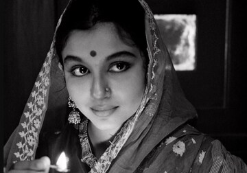 পতৌদি ঘরণী নায়িকা শর্মিলা মনে প্রাণে বাঙালি! বাড়িতে যা করেন,শুনলে লজ্জা পাবেন