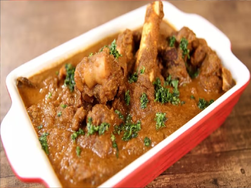যে কোনও রান্নায় স্বাদ আনে নুন। কিন্তু মাংস রান্নার সময় যখন-তখন নুন দিলে রান্নার স্বাদ নষ্ট হতে পারে। 