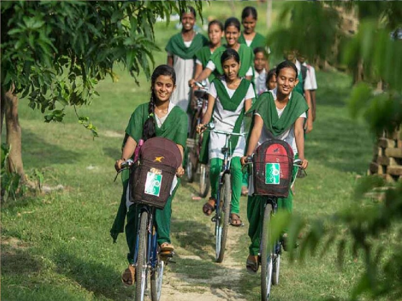 এই খবর প্রকাশ্যে আসতেই পড়ুয়াদের মনে আনন্দ শুরু হয়েছে। শিক্ষক দিবসের দিন মমতা বন্দ্যোপাধ্যায়ের সরকার ১৬ লক্ষ ছাত্রছাত্রীকে ট্যাব বা মোবাইল কিনতে অর্থ দিতে প্রস্তুতি নিয়েছে।