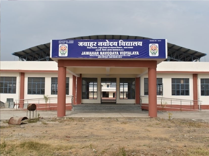 জওহর নবোদয় বিদ্যালয়: তালিকার তৃতীয় স্থানে রয়েছে জওহর নবোদয় বিদ্যালয়। সম্পূর্ণ আবাসিক স্কুল। ষষ্ঠ থেকে দ্বাদশ শ্রেণি পর্যন্ত পড়ানো হয়। ষষ্ঠ, সপ্তম এবং অষ্টম শ্রেণির বিনামূল্যে পড়াশোনা করেন। নবম শ্রেণি থেকে প্রতি মাসে ৬০০ টাকা ফি নেওয়া হয়। স্কুলের দেখভাল করে ট্রাস্টি। সেন্ট্রাল বোর্ড অফ সেকেন্ডারি এডুকেশন বোর্ডের আওতায় জওহর নবোদয় বিদ্যালয়ে পড়ানো হয়।