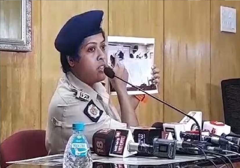২০১৭ সালে সংবাদ শিরোনামে আসেন তিনি। তখন তিনি উত্তর দিনাজপুরে এএসপি পদে কর্মরত। রায়গঞ্জের ওপর দিয়ে একদিন কাজ সেরে ফিরছিলেন কর্ণজোড়ার বাংলোতে। ফেরার সময় তিনি দেখতে পান, এক মহিলা রাস্তার ওপর একা বসে আছেন। ফেব্রুয়ারি মাস, তখনও বেশ ঠান্ডা আবহাওয়া। তার মধ্যে এভাবে একজন মহিলাকে দেখতে পেয়ে চমকে যান ইন্দিরা।