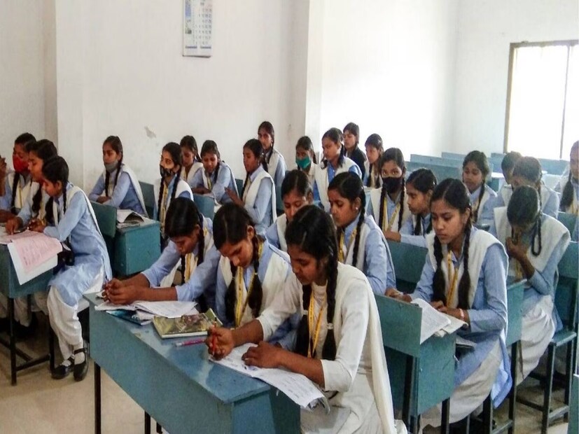 এই মাসেই শিক্ষক দিবস। আর শিক্ষক দিবসের দিনই বাংলার মাধ্যমিক–উচ্চমাধ্যমিক স্তরের ছাত্রছাত্রীদের ট্যাব বা মোবাইল ফোন কেনার জন্য অর্থ দেবে রাজ্য সরকার।‌ 