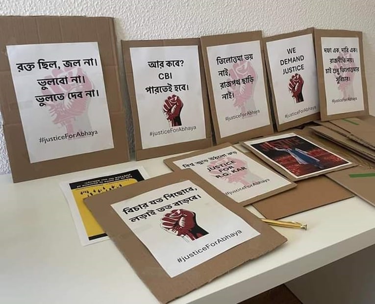 ন্যায় বিচারের দাবিতে বিভিন্ন জায়গায় ইংরেজির পাশাপাশি মাতৃভাষা বাংলাতেও প্ল্যাকার্ড লিখে আরজি করের মৃত চিকিৎসকের ন্যায় বিচারের দাবি জানায় মানুষ।
