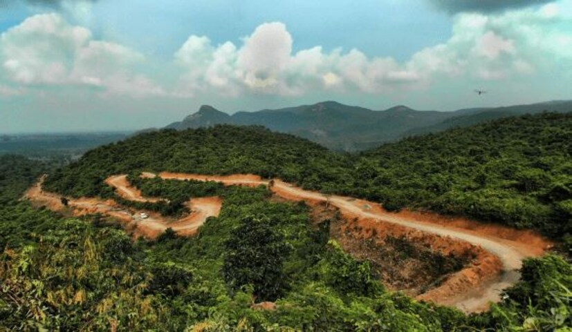 এই রিসোর্ট কোনও অংশই কলকাতা বা বিলাসবহুল কোন শহরের রিসোর্ট এর তুলনায় কম নয়। কি নেই এখানে। সুইমিং পুল , ইনডোর- আউটডোর গেম , স্পা , স্যালন , বোটিং , দেশী-বিদেশি খাবারের ব্যবস্থা সহ একাধিক রাজকীয় আয়োজন। ‌ তাই এই রিসোর্টে শুধু কলকাতা নয় পার্শ্ববর্তী বিভিন্ন রাজ্য থেকেও পর্যটকেরা আসেন। ‌ আর এই বর্ষার মরশুমে পর্যটকদের জন্য একাধিক আয়োজন করা হয়েছে এই রিসোর্ট এর পক্ষ থেকে।