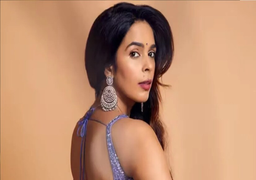 কিছুদিন আগে সোশ্যাল মিডিয়ায় একটি ভিডিও ভাইরাল হয়েছিল মল্লিকার। তাঁকে বড় পর্দায় দেখা না গেলেও ইনস্টাগ্রামের পাতায় তিনি বেশ সক্রিয়। মাঝে মাঝেই নানা ধরনের রিল পোস্ট করেন অভিনেত্রী।