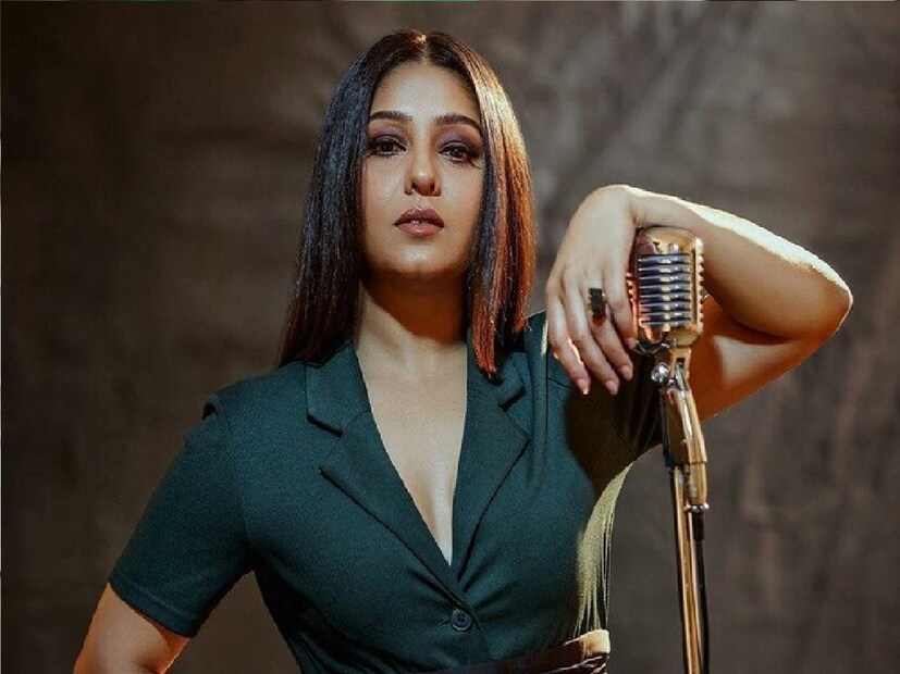 ২০০৩ সালে ববির সঙ্গে বিবাহবিচ্ছেদ হয় সুনিধির। প্রথম বিয়েকে নিজের জীবনের ‘বড় ভুল’ হিসাবে দেখেন গায়িকা। এক পুরনো সাক্ষাৎকারে এমনটাই দাবি করেছিলেন সুনিধি। সুনিধি বলেন, ‘‘আমি জীবনে অনেক ভুল করেছি। কিন্তু আমি সেই ভুলগুলির প্রতি কৃতজ্ঞ। এত কম বয়সে আমার উপর এত ঝড় বয়ে গিয়েছে সেই জন্য কিন্তু ভগবানকে আমি প্রতি মুহূর্তে ধন্যবাদ জানাই।’’