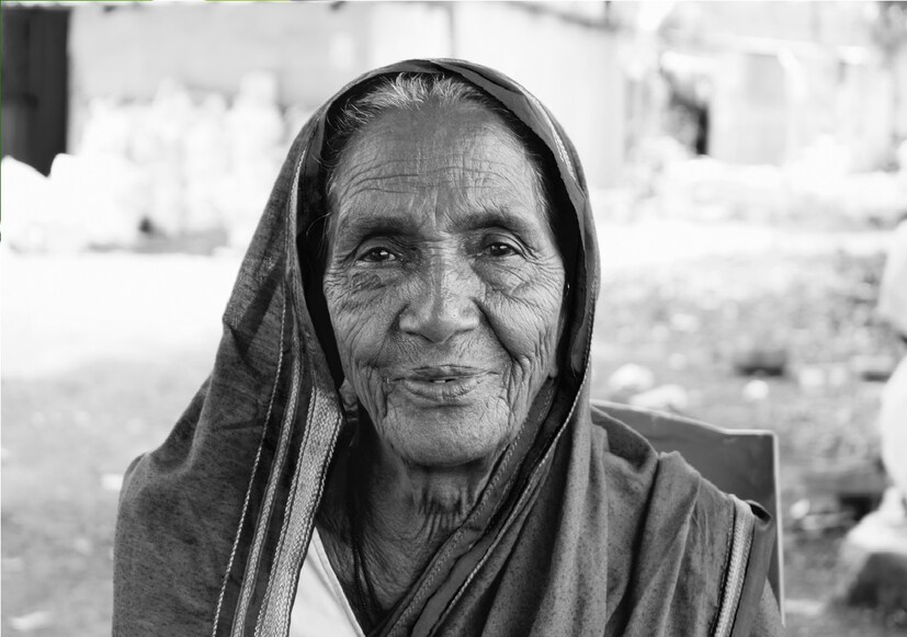 বিজ্ঞপ্তিতে আরও বলা হয়েছে, ৭০ বছর বা তার বেশি বয়সি যে সব প্রবীণ নাগরিক কেন্দ্রীয় সরকারের স্বাস্থ্য প্রকল্প (CGHS), প্রাক্তন কর্মী কন্ট্রিবিউটরি হেলথ স্কিম (ECHS) বা আয়ুষ্মান সেন্ট্রাল আর্মড পুলিশ ফোর্স (CAPF)-এর মতো বিভিন্ন জনস্বাস্থ্য বিমা প্রকল্পগুলির আওতায় রয়েছেন তাঁরা সেই স্কিম স্কিম চালিয়ে যেতে পারেন অথবা AB PM-JAY স্কিমে স্যুইচ করতে পারেন। ব্যক্তিগত স্বাস্থ্য বিমা পলিসি বা কর্মচারীদের রাষ্ট্রীয় বীমা প্রকল্পের আওতায় থাকা সিনিয়ররাও এই প্রকল্পের সুবিধা নিতে পারেন।