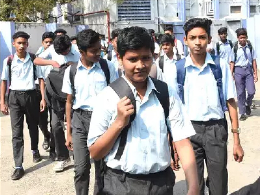 ২০২০ সালে করোনাভাইরাসের জেরে যখন পঠনপাঠন লাটে উঠেছিল তখন ছাত্রছাত্রীদের পড়াশোনা অব্যাহত রাখতে তাদের ট্যাব বা মোবাইল কেনার জন্য অর্থ দিয়েছিলেন মুখ্যমন্ত্রী মমতা বন্দ্যোপাধ্যায়। পরে ওই অবস্থার পরিবর্তন ঘটলেও রাজ্য সরকার উচ্চ মাধ্যমিক ছাত্রছাত্রীদের এই সুবিধা চালু রাখে। 