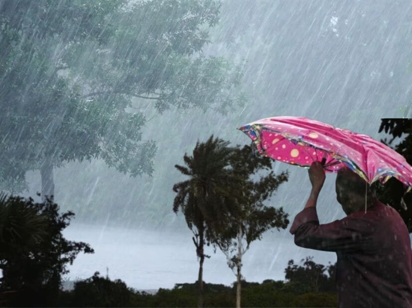 অতিগভীর নিম্নচাপের কারণে দক্ষিণবঙ্গের জেলায় জেলায় মেঘলা আকাশ থাকবে। বিক্ষিপ্তভাবে ভারী বৃষ্টি চলবে। বৃষ্টির সময়টুকু ছাড়া আর্দ্রতা জনিত অস্বস্তি থাকবে। কলকাতা-সহ দক্ষিণবঙ্গের জেলায় জেলায় সকাল থেকে মেঘলা আকাশ বিক্ষিপ্তভাবে বৃষ্টি চলছে।