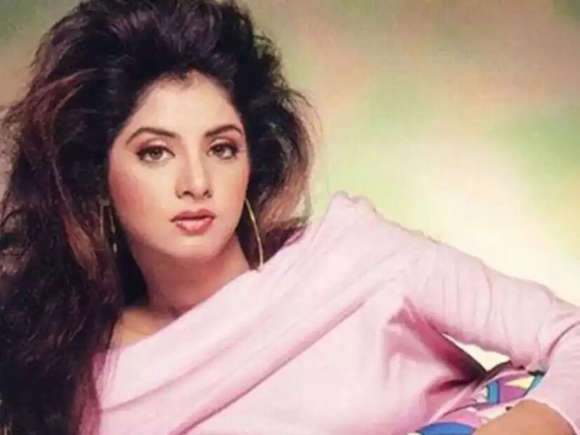 ট্রয়ের লেখা থেকে জানা যায়, দিব্যার বাবা ও ভাইকে সামলানো যাচ্ছিল না। বাবা কাঁদতে কাঁদতে বলছিলেন, 'ওরা আমার মেয়েকে মেরে ফেলল!' ভোর বেলা দিব্যার মা হাসপাতালে পৌঁছন। তিনি বিশ্বাসই করছিলেন না। তবে হাসপাতালেই দিব্যার বাবা ও ভাই মাকে দোষারোপ করছিলেন। যার কারণ আজও অজানা।
