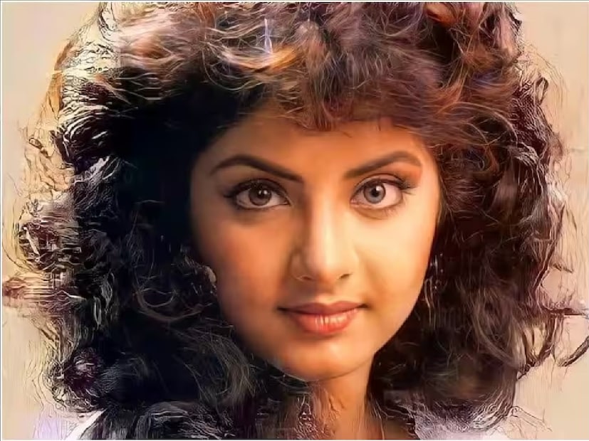ট্রয়ের বই অনুযায়ী দিব্যা মানসিক অবসাদে ভুগছিলেন বহু দিন ধরে। মৃত্যুর কয়েক ঘণ্টা আগে মদ্যপান করেছিলেন। বাড়িতে একাধিক অতিথি এসেছিলেন। দিব্যা নিজের গ্লাস ভর্তি করে বারান্দায় একা সময় কাটাচ্ছিলেন। পড়ে যাওয়ার আওয়াজ শুনে সবাই ছুটে যান। ট্রয় জানিয়েছেন, অতিথিরাই হাসপাতালে নিয়ে যান। চিকিৎসকরা মৃত ঘোষণা করেন।