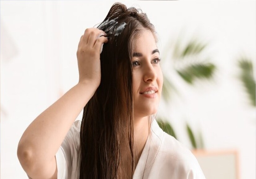 যা প্রাকৃতিক ভাবে চুলের জেল্লা বজায় রাখে। এ ছাড়াও জবা ফুল মাথায় ত্বকের রক্ত সঞ্চালন উন্নত করে। ফলে চুলের ফলিকলগুলিও পুষ্টি পায়। যা নতুন চুল গজাতেও সাহায্য করে।