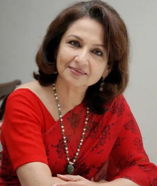কীভাবে বাড়ির খরচ বাঁচান শর্মিলা, তাও বলেছেন মেয়ে৷ তিনি বলেন যে শর্মিলা ঠাকুর তাঁদের রাজপ্রাসাদের পেইন্টিং এর পরিবর্তে চুন রং করিয়েছেন, কারণ এটি কম ব্যয়বহুল। শুধু তাই নয়, বহু বছর ধরে পতৌদি প্রাসাদে নতুন কিছু আসেনি কারণ এখানকার স্থাপত্য ও খোদাই খুব সুন্দর।