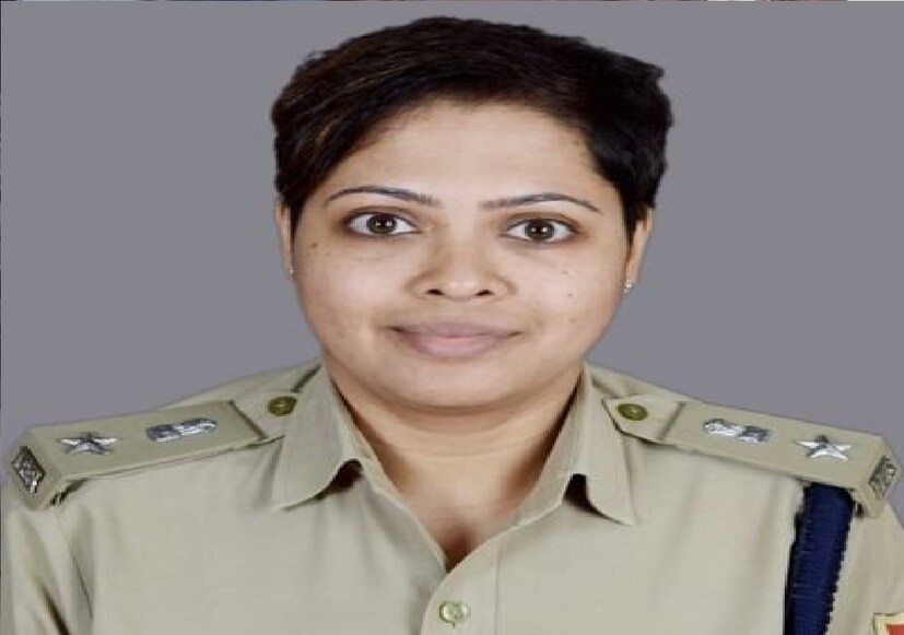 বাঙালি এই আইপিএস সাড়া ফেলে দিয়েছেন গোটা দেশে। মিডিয়ার চোখা চোখা প্রশ্নবাণ থেকে নবান্ন অভিযানে রাস্তার নেমে লড়াই-- সবেতেই নজর কেড়েছেন ইন্দিরা মুখোপাধ্য়ায়। শুনতে হচ্ছে নানা তীর্যক সমালোচনাও। আপনি কি জানেন কোথা থেকে পড়াশোনা করেছেন ইন্দিরা? তাঁর কর্মজীবন?