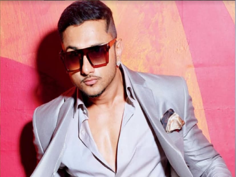 বাইপোলার ডিজ়অর্ডারে ভুগলে এই পরিস্থিতির পাশাপাশি হঠাৎই রোগী ম্যানিয়ার পর্যায় চলে যান। এ সময়ে যে কোনও কাজে উৎসাহের মাত্রা প্রচণ্ড বেড়ে যায়। রোগীর মধ্যে সব সময় খুশি খুশি ভাব থাকে, তিনি অতিরিক্ত কথা বলতে শুরু করেন, আত্মবিশ্বাস হঠাৎই প্রচণ্ড বেড়ে যায়। কেউ অতিরিক্ত খেয়ে ফেলেন, কেউ অতিরিক্ত শরীরচর্চা করতে শুরু করেন, যৌন আসক্তিও বেড়ে যেতে পারে এ সময়ে। 