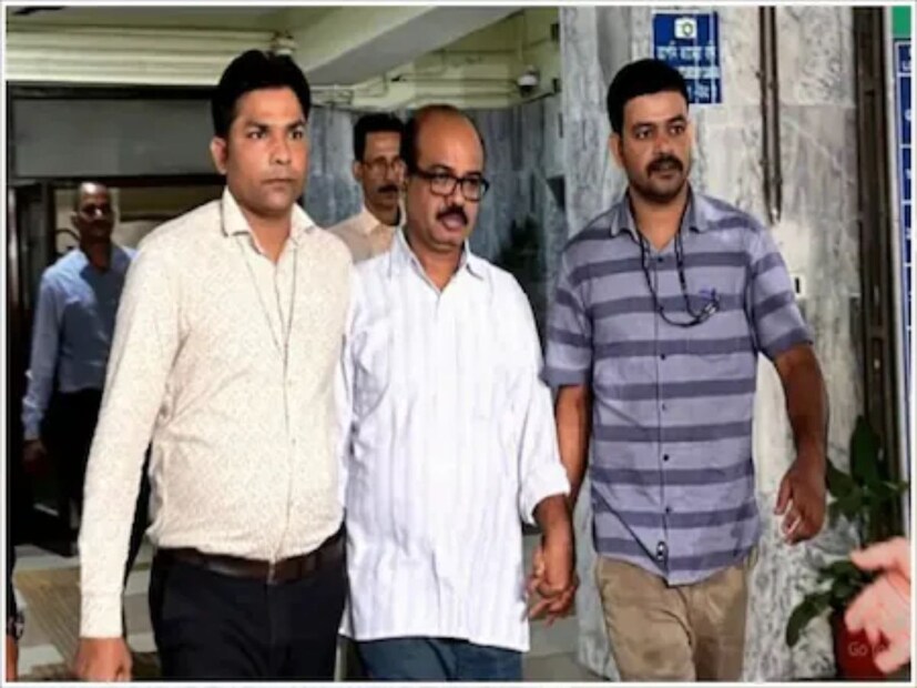 ওসির বিরুদ্ধে অভিযোগ তিনি ঘটনাস্থলে সময়মতো পৌঁছননি। টালা থানার ওসি খবর পেয়েছিলেন সকাল ১০:৩০ নাগাদ। ঘটনাস্থলে তিনি পৌঁছেছিলেন ১১ টা নাগাদ। মারাত্মক ঘটনার খবর পেয়েও দেরি করেছিলেন। ৫৭ মিনিট পর ঘটনাস্থলে পৌঁছোন, যেখানে টালা থানা থেকে হাসপাতালের দূরত্ব ১ কিলো মিটার । 