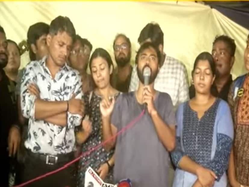 সেই সঙ্গে জুনিয়র ডাক্তারদের আরও দাবি, মুখ্যমন্ত্রীর সম্মানের কথা ভেবে নিঃশর্ত আলোচনায় তাঁরা রাজি ছিলেন। সেই সঙ্গে তাঁরা আরও বলেন, “৩৬ দিন আমরা রাস্তায়, তিন ঘণ্টায় অনেক দেরি হয়ে গেল।” প্রতীকী ছবি।