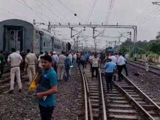 
ফের ট্রেন দুর্ঘটনা! লাইনচ‍্যুত এক্সপ্রেস ট্রেনের ২ কামরা, সাত সকালেই ভয়ঙ্কর কাণ্ড
