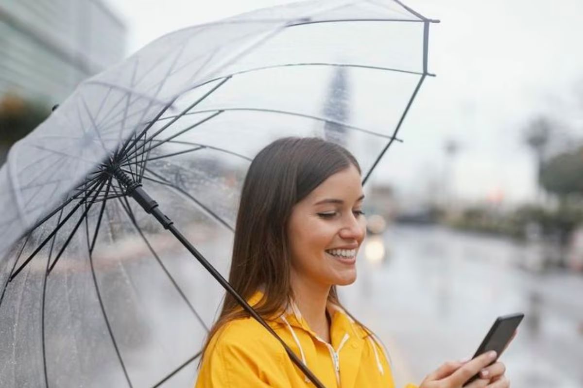 বৃষ্টিতে ভিজে গিয়েছে মোবাইল ফোন! সঙ্গে সঙ্গে করুন এই ৫ কাজ বৃষ্টিতে ভিজে গিয়েছে মোবাইল ফোন! সঙ্গে সঙ্গে করুন এই ৫ কাজ