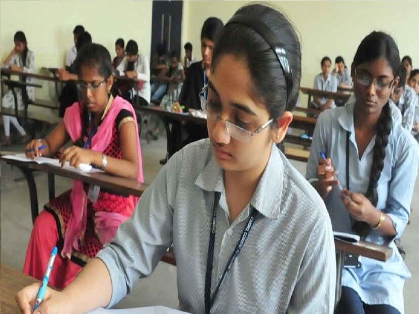 সরকারি ও সরকার পোষিত স্কুলের ছাত্রছাত্রীরা এটার অন্তর্ভুক্ত। মাদ্রাসা–সংখ্যালঘু বিদ্যালয়ের পড়ুযাদেরও এই সুবিধা দেওয়া হচ্ছে। নতুন প্রজন্মকে ডিজিটাল শিক্ষায় শিক্ষিত করতে চান মুখ্যমন্ত্রী। তাই এই সিদ্ধান্ত তিনি নিয়েছেন। 