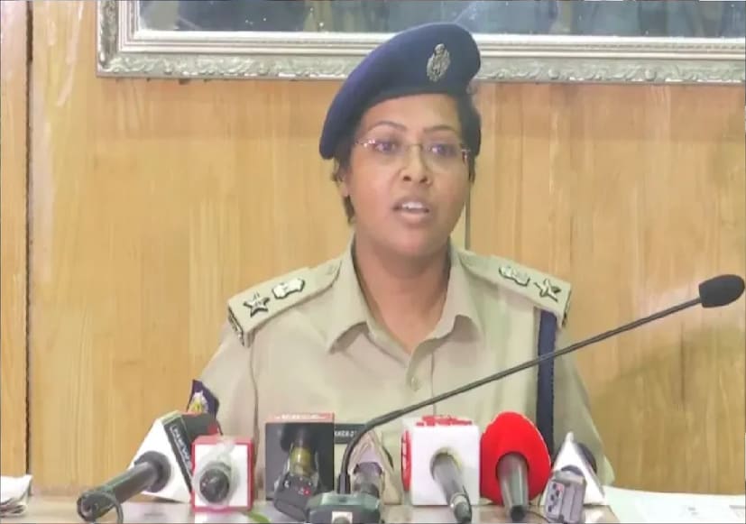 রাষ্ট্রবিজ্ঞান স্নাতকোত্তর ডিগ্রি রয়েছে ইন্দিরার। পোস্ট গ্র্যাজুয়েট ডিপ্লোমাও অর্জন করেছেন কলকাতা বিশ্ববিদ্যালয়ে। ইউপিএসসি-তে তাঁর অপশনাল বিষয় ছিল রাষ্ট্রবিজ্ঞান ও ইতিহাস।