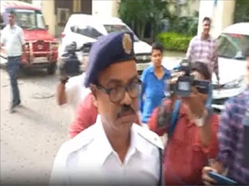 সিবিআই স্ক্যানারে বেশ কয়েকজন পুলিশ অফিসারও রয়েছেন বলে সূত্রের খবর।