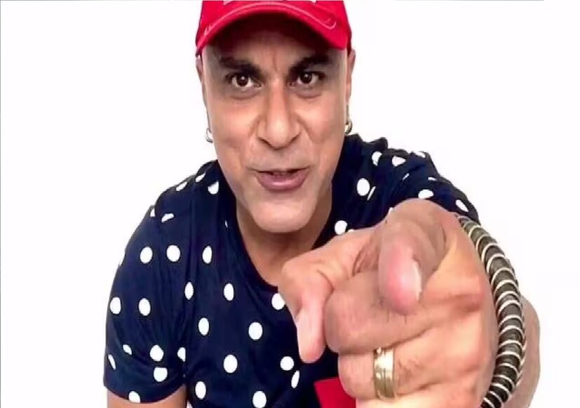 নব্বইয়ের দশকে যখন রোম্যান্টিক ঘরানার গানের চল উঠেছিল, সেই সময় বাবা তাঁর র‌্যাপ গানের অ্যালবাম নিয়ে আসেন। দু’টি অ্যালবামই ব্যবসা করতে ব্যর্থ হয়। চাপ বৃদ্ধি পেতে থাকে বাড়ি ফিরে যাওয়ার জন্য। এই সব ঘটনায় মুষড়ে পড়েছিলেন তিনি।