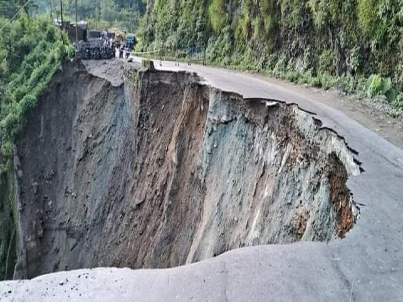 সেতিঝোড়ায় রাস্তা ধস পরে ১০ নং জাতীয় সড়ক সমস্ত ধরণের যানবাহনের জন্য বন্ধ করে দেওয়া হয়েছে। ভ্রমণকারীদের বিলম্ব এড়াতে এবং তাদের নিরাপত্তা নিশ্চিত করতে বিকল্প পথ খোঁজার পরামর্শ দেওয়া হয়।
