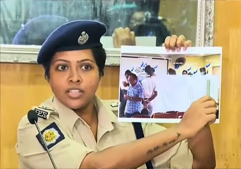 ১৯৮৫ সালের ২৯ ডিসেম্বর জন্ম ইন্দিরা মুখোপাধ্য়ায়ের। স্কুলজীবনে ভুটান ও কলকাতায় পড়াশোনা করেছেন ইন্দিরা। পুলিশের উচ্চপদে থাকা ইন্দিরা কম্পিউটার ইঞ্জিনিয়ার হিসেবে কেরিয়ার শুরু করেন। পরবর্তীতে রাষ্ট্রবিজ্ঞান নিয়েও পড়াশোনা করেছেন তিনি। 