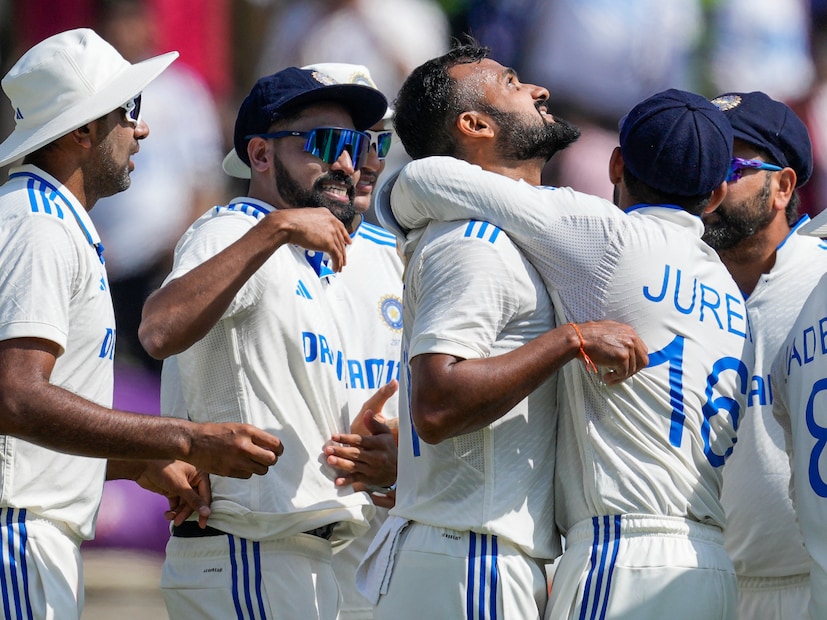 এছাড়াও আকাশ দীপ জানিয়েছেন,"এরপর থেকে আমি শামির টিপস ফলো করে সাফল্য পেয়েছি। ব্যাটারদের সমস্যায় ফেলে উইকেট পাচ্ছি।" ভারতীয় দলের একাদশে সুযোগ পেলে নিজের সেরাটা দিতে মুখিয়ে রয়েছেন আকাশ দীপ। অস্ত্র শামির 'গুরু মন্ত্র'। 