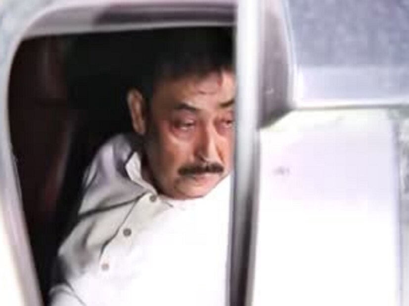 তবে কে এই অনুব্রত! হঠাৎ কী করে এত দাপট বেড়েছিল অনুব্রতর? সময়টা ছিল ১৯৯৮ সালে। মমতা বন্দ্যোপাধ্যায়ের সঙ্গে যে সব নেতারা কংগ্রেস ছেড়ে এসেছিলেন,সে তালিকায় নাম ছিল ‘কেষ্ট’র। রাজ্যে তখন বামেদের দাপট। তার মধ্যেই জেলায় একটু একটু করে সংগঠনকে শক্তিশালী করেন অনুব্রত। 