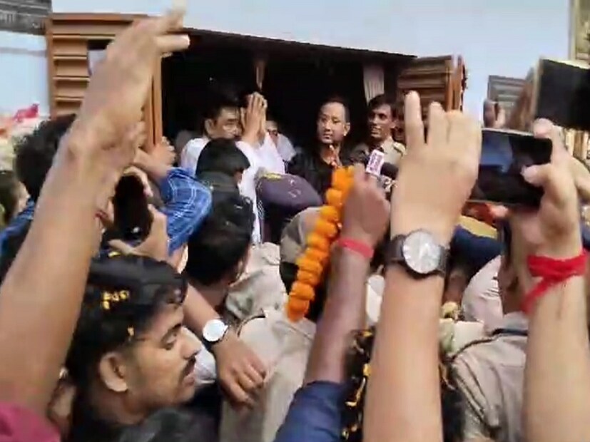 জানা যায় ক্লাস এইট অবধি পড়াশোনা অনুব্রত মণ্ডলের। এরপর আর স্কুলমুখো হননি। পড়াশোনার প্রতি খুব একটা ইচ্ছে ছিল না অনুব্রতর। স্কুল ছেড়ে বসে পড়েন বাবার দোকানে। ছোট থেকেই গোলগাল চেহারা অনুব্রতর। অমন বিশাল চেহারা, গমগমে গলা। নজর এড়ায়নি সে সময় ক্ষমতার অলিন্দে থাকা কংগ্রেসের। 