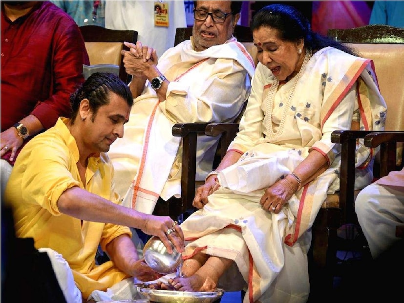 সঙ্গীতে অবদানের জন্য ভারত সরকার তাঁকে ভারতের দ্বিতীয় সর্বোচ্চ অসামরিক সম্মান পদ্মবিভূষণ দিয়েছে। তিনি ২০ টিরও বেশি ভারতীয় এবং বিদেশি ভাষায় ১২,০০০ টিরও বেশি গান রেকর্ড করেছেন। Photo- File