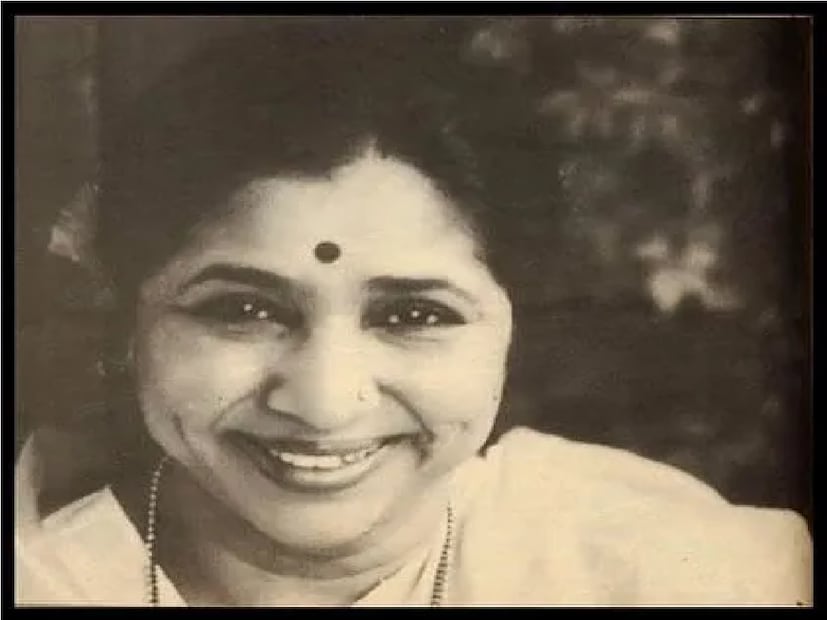 আশা ভোঁসলে তার ৩১ বছর বয়সী স্বামীর সঙ্গে থাকবেন বলে নিজের পরিবার ছেড়ে চলে যান এমনকি নিজের দিদি ও বোনদের সম্পর্ক তলানিতে গিয়ে ঠেকে৷ Photo- File