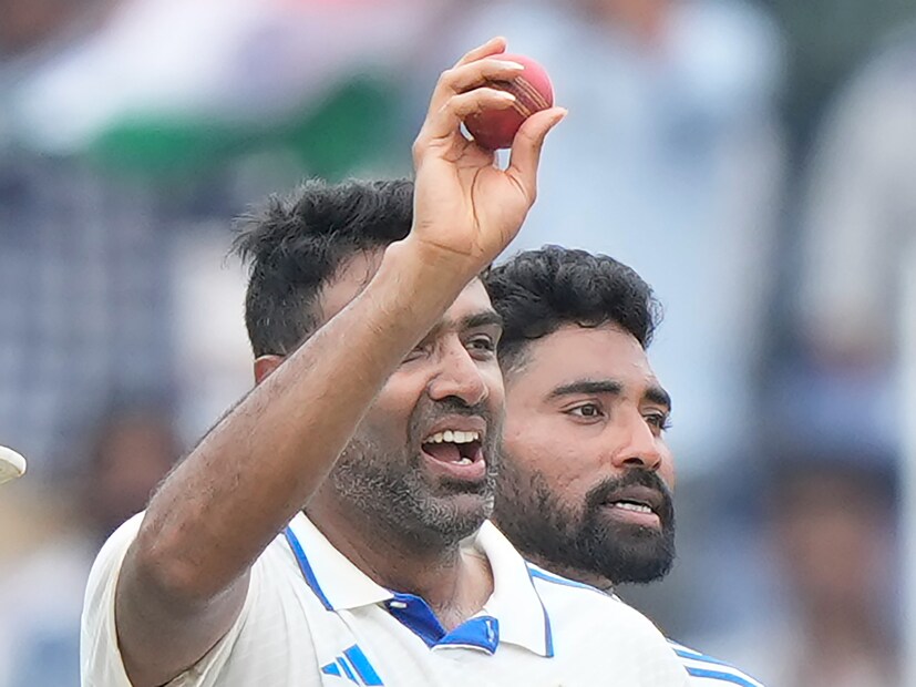 টেস্টে ক্রিকেটে বিশ্বে সর্বাধিক উইকেট শিকারীদের তালিকায় অষ্টম স্থানে উঠে এলেন অশ্বিন। টপকে গেলেন ওয়েস্ট ইন্ডিজের কিংবদন্তী কোর্টনি ওয়ালশের ৫১৯ উইকেটের রেকর্ড। বর্তমানে অশ্বিনের উইকেট ৫২২। (Photo Courtesy- AP)