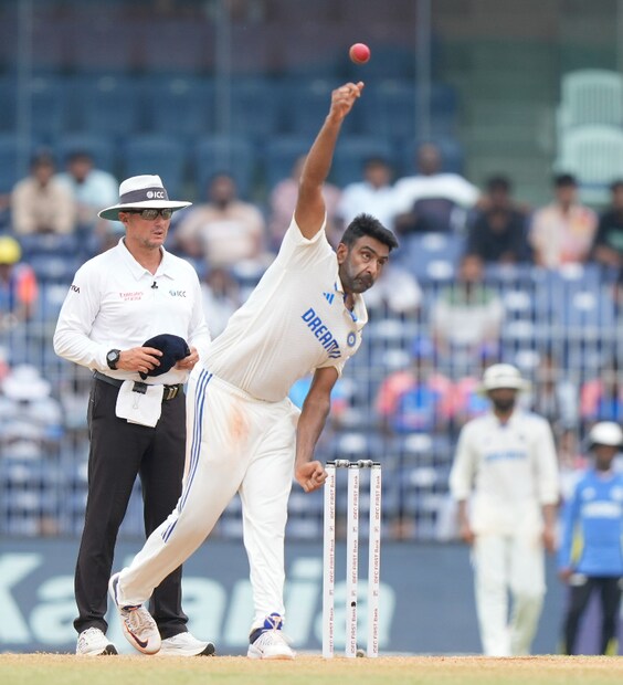 বাংলাদেশের বিরুদ্ধে ভারতীয় বোলারদের মধ্যে সবথেকে বেশি উইকেট নিয়েছেন জাহির খান। প্রাক্তন বাঁ হাতি পেসারের রয়েছে ৩১টি উইকেট। ২৯টি উইকেট নিয়ে দ্বিতীয় স্থানে রয়েছেন অশ্বিন। আর ৩টি উইকেট নিলেই শীর্ষে পৌছে যাবেন অশ্বিন। (Photo Courtesy- AP)