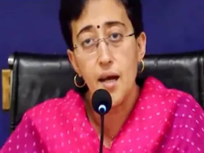 অতীশির সঙ্গে প্রবীনের দেখা হয় দিল্লিতে। তাঁরা দুজনেই গ্রামের অবস্থার উন্নতির জন্য কাজ করতেন। গ্রাম স্বরাজ নীতিতে সচেতনতা আনতে চেয়েছিলেন তাঁরা। সেখান থেকেই আলাপ এবং ঘনিষ্ঠতা। বন্ধুত্ব প্রেমে পরিণত হতে সময় লাগেনি।