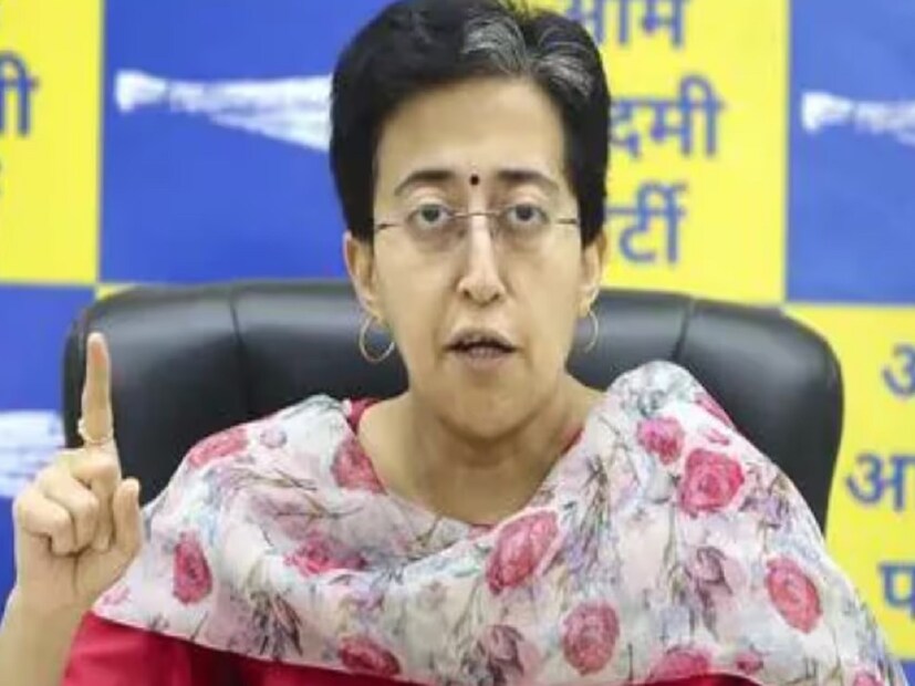 ২০০৭ সালে দু’জনে মিলে মধ্যপ্রদেশে একটি কমিউন প্রতিষ্ঠা করেন। গান্ধিজীর গ্রাম স্বরাজের স্বপ্ন বাস্তবায়িত করাই ছিল তাঁদের লক্ষ্য। শুধু গ্রামকে শক্তিশালী করাই নয়, সেখানকার শিক্ষাব্যবস্থার আমূল পরিবর্তনের চেষ্টাও শুরু করেন তাঁরা। এর কিছুদিনের মধ্যে অরবিন্দ কেজরিওয়ালের সঙ্গে আলাপ হয় অতীশির। রাজনীতিতে যোগ দেন তিনি।