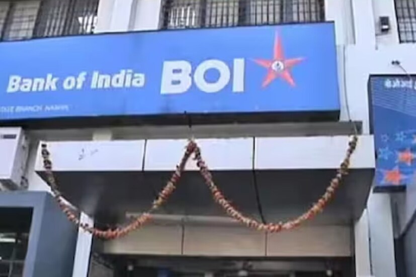 ব্যাঙ্ক অফ ইন্ডিয়া: ১ সেপ্টেম্বর থেকে নতুন সুদের হার চালু করেছে ব্যাঙ্ক অফ ইন্ডিয়া। ৩ কোটি টাকার কম ফিক্সড ডিপোজিটে এই সুবিধা মিলবে। সংশোধিত হার অনুযায়ী, ব্যাঙ্ক সাধারণ গ্রাহকদের ৭ দিন থেকে ১০ বছর মেয়াদি ফিক্সড ডিপোজিটে ৩ শতাংশ থেকে ৭.২৫ শতাংশ হারে সুদ দিচ্ছে। প্রবীণ নাগরিকদের ক্ষেত্রে সুদের হার ৩ শতাংশ থেকে ৭.৭৫ শতাংশ। সুপার সিনিয়র সিটিজেনরা (৮০ বছরের বেশি বয়সী) ৩ শতাংশ থেকে ৭.৯০ শতাংশ হারে সুদ পাবেন। এছাড়া ৩৩৩ দিন মেয়াদে স্টার ধন বৃদ্ধি নামে নতুন ফিক্সড ডিপোজিট স্কিমও চালু করেছে ব্যাঙ্ক। এতে সাধারণ নাগরিকরা ৭.২৫ শতাংশ, প্রবীণ নাগরিকরা ৭.৭৫ শতাংশ এবং সুপার সিনিয়র সিটিজেনরা ৭.৯০ শতাংশ হারে সুদ পাচ্ছেন।