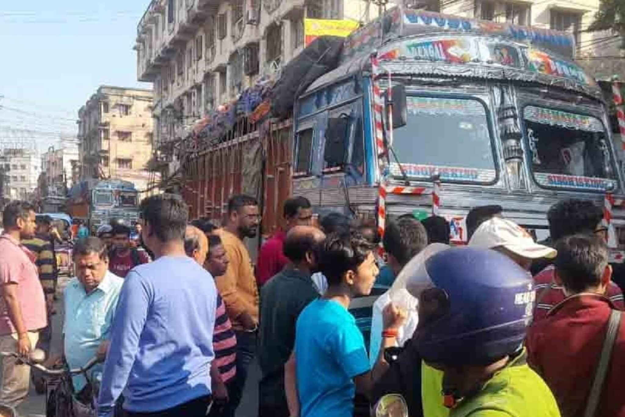 বেলঘরিয়ায় বড় কাণ্ড! স্কুল ফেরত ছাত্রীকে দাঁ নিয়ে আক্রমণ যুবকের, রক্তাক্ত মা-ও!