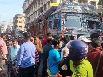 বেলঘরিয়ায় বিরাট কাণ্ড! স্কুল ফেরত ছাত্রীকে দাঁ নিয়ে আক্রমণ যুবকের