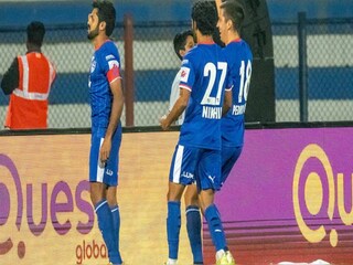 বেঙ্গালুরুর কাছে আটকে গেল সবুজ-মেরুন