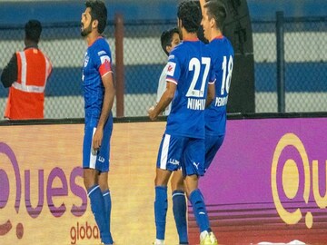 বেঙ্গালুরুর কাছে আটকে গেল সবুজ-মেরুন