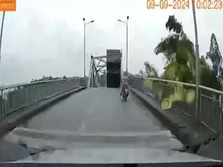 নদীতে ভেঙে পড়ছে সেতু! ছবি- এক্স 