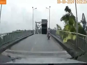 নদীতে ভেঙে পড়ছে সেতু! ছবি- এক্স 