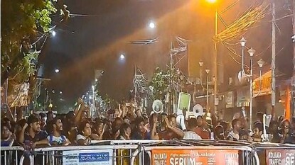 পুলিশের সামনেই গান জুনিয়র চিকিৎসকদের৷ পুলিশের সামনেই গান জুনিয়র চিকিৎসকদের৷