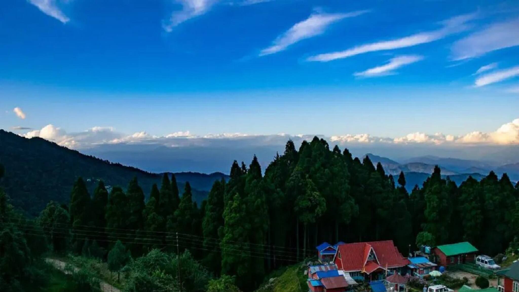 North Bengal Trip: এখানে মেঘ গাভীর মতো চড়ে! ঘরে বসে একই ফ্রেমে সান্দাকফু-নেপাল দর্শন! কোথায় জানুন